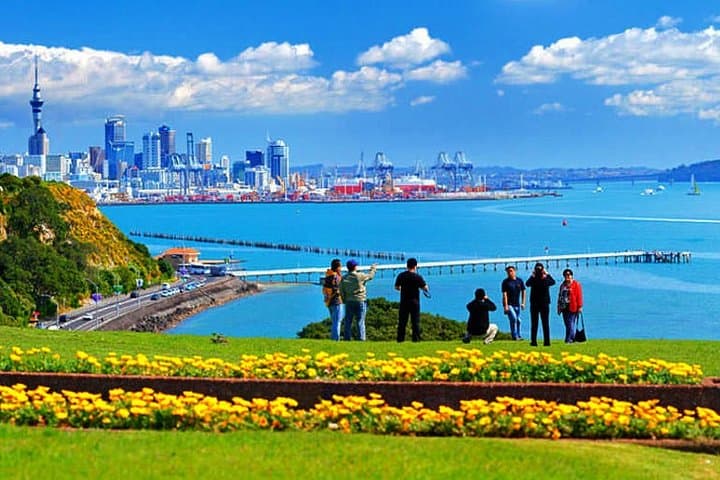 Smooth Arrival: Luxury Auckland Airport to CBD Passenger Transfers photo 5