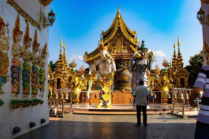 Romantic Chiang Rai Walking Tour — White Temple & Singha Park Private Experience photo 3
