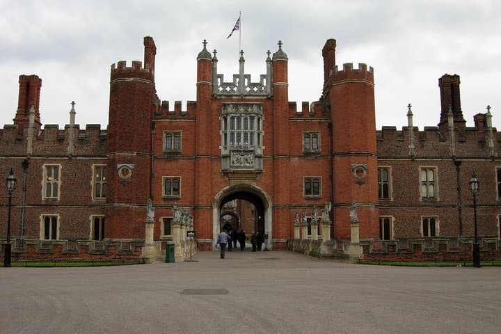 Full-Day Private Tour: Windsor Castle & Hampton Court Palace from London