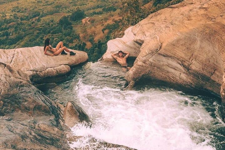 Arugam Bay to Ella Shuttle and Upper Diyaluma Waterfall Hike photo 2