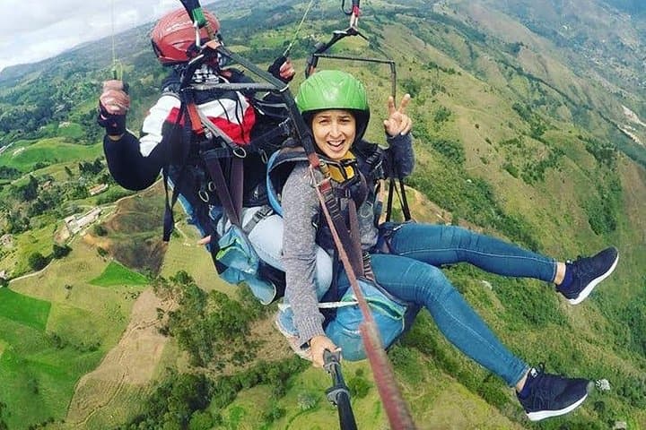 Paragliding Over Medellín: Tandem Flights from the Northern Mountains