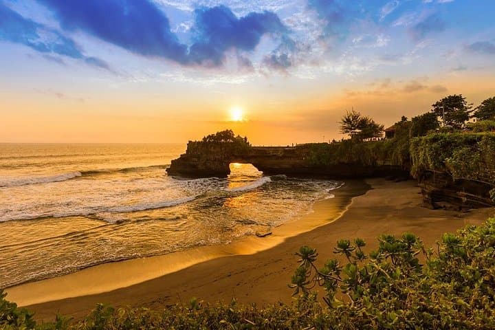 Bali Sunset at Tanah Lot & Taman Ayun Temple Half-Day Tour photo 1