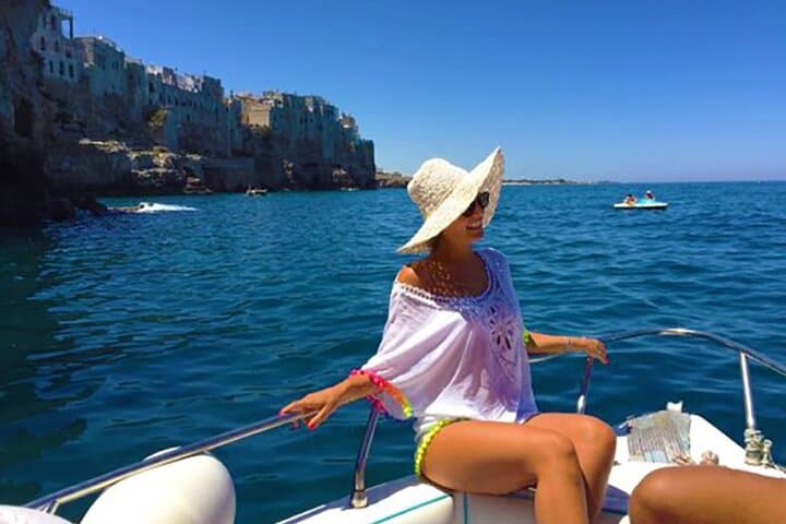 Polignano by Boat: Sea Caves, Cliffs & Free Drinks in 90 Minutes