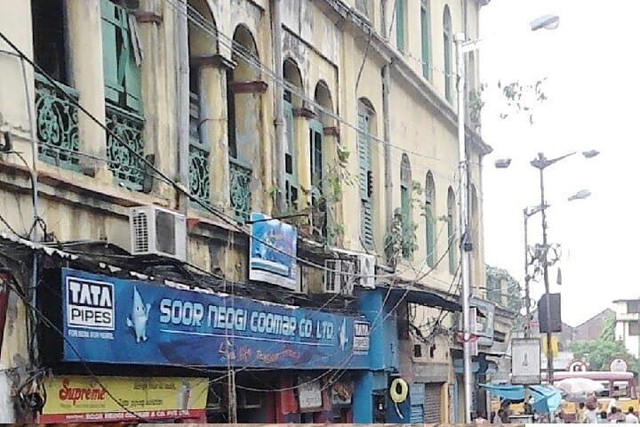 Kolkata Morning Bazaar Walk: Burra Bazaar, College Street & Kumortuli Experience photo 4