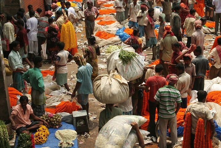 Kolkata Morning Bazaar Walk: Burra Bazaar, College Street & Kumortuli Experience photo 6