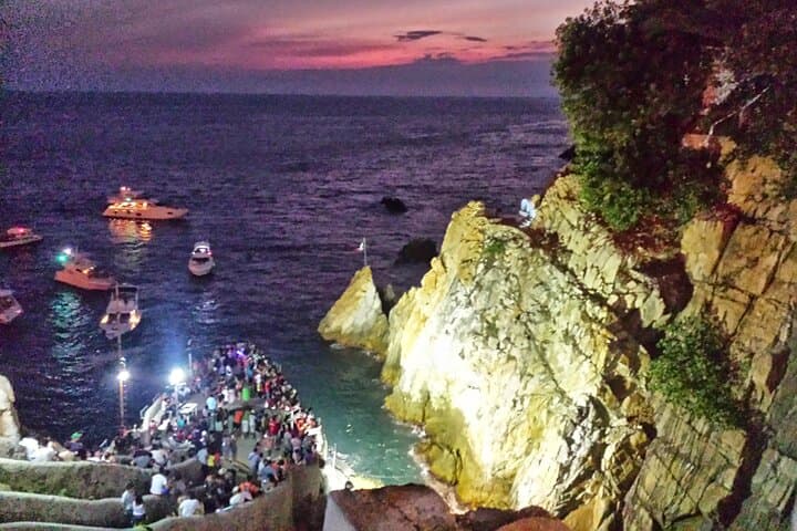 Sunset Dinner & La Quebrada Cliff Diver Exhibition — Deluxe Acapulco Tour