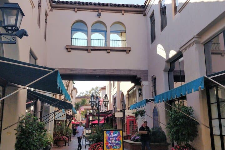 Santa Barbara Scavenger Hunt Walking Tour: Interactive State Street City Game