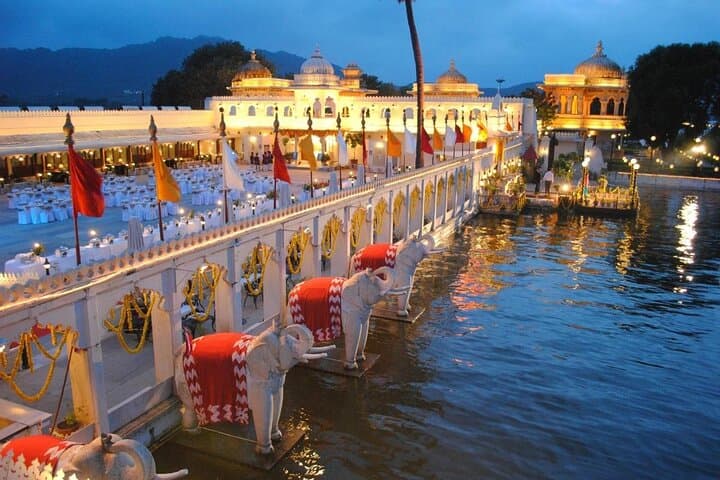 Moonlit Dinner at Jag Mandir: Lake Pichola Private Boat Transfer & Three-Course Meal