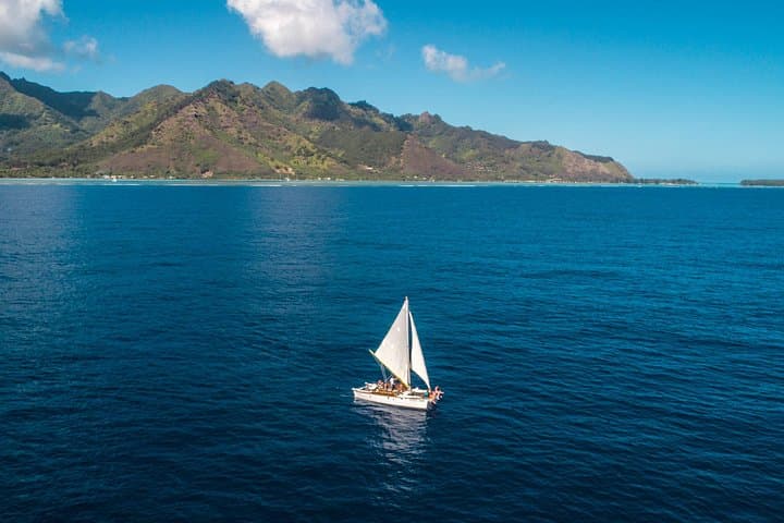 Private Vaapiti Sailing Adventure in Moorea — Traditional Polynesian Va'a Cruise photo 2