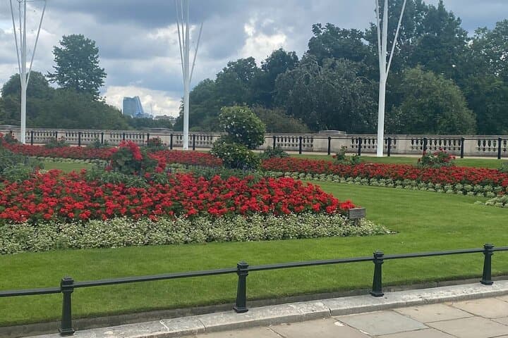 Half-Day London Walking Tour: Trafalgar, Guards & St James's Park photo 3