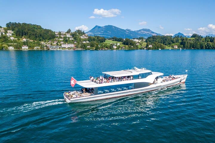Lake Lucerne Panoramic Sightseeing Cruise: 1-Hour Yacht Tour from Lucerne
