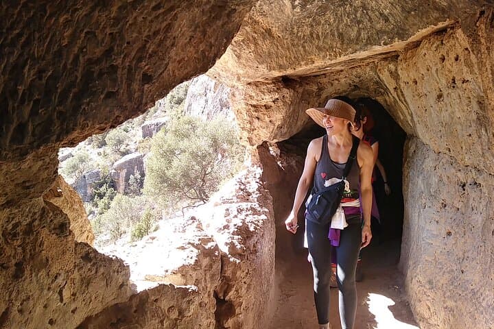 Hike Peña Cortada Roman Aqueduct: 14 km Circular from Calles & Chelva