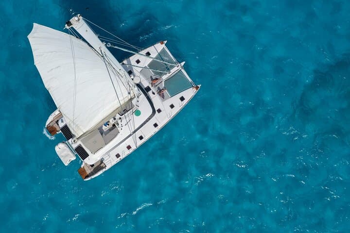 Luxury Catamaran to Isla Mujeres: Platinum Day Trip from Cancún
