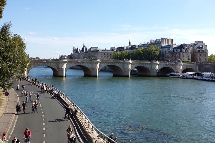 First Day in Paris: Private 2‑Hour Orientation & Walking Tour photo 3