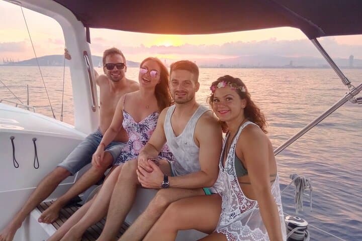 Barcelona Sunset Sailing: Two-Hour Open-Bar Cruise from Port Olímpic