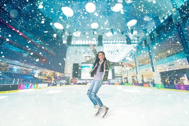 Night Skating at Dubai Ice Rink: DJ Sessions, Snowfall & Family Fun