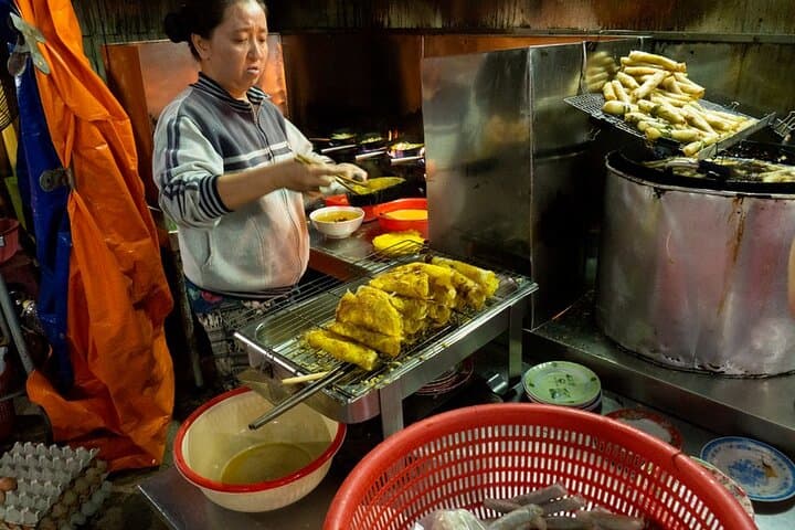 Hoi An Sunset Street Food Walking Tour: Authentic Old Town Eats photo 6