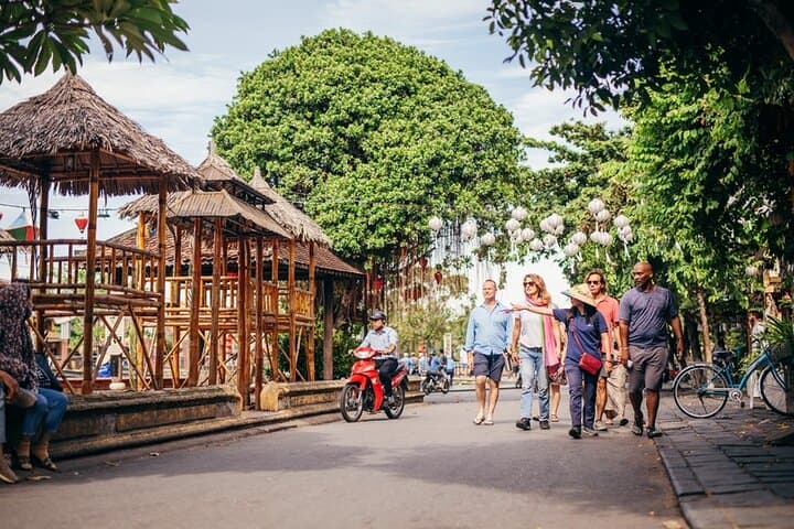 Hoi An Sunset Street Food Walking Tour: Authentic Old Town Eats photo 2