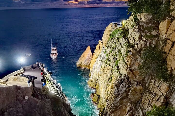 Sunset Dinner & La Quebrada Cliff Diver Exhibition — Deluxe Acapulco Tour photo 5