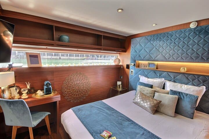Overnight Seine Dinner Cruise & Yacht Hotel Experience in Paris photo 3