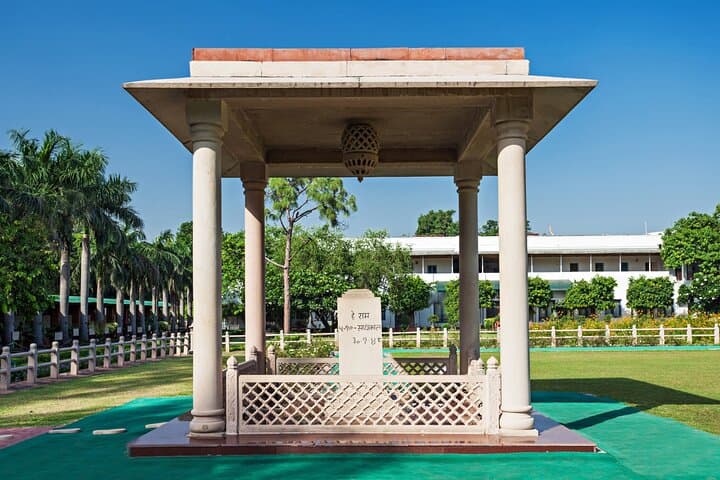 Sunrise Cycling Through Lutyens' Delhi: Half-Day Historical Ride photo 5