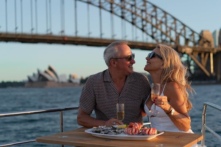 Sydney Harbour Twilight Cruise: Champagne Sunset Private Charter