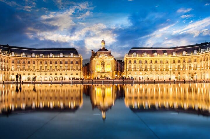 Explore Bordeaux: Scavenger Hunt & Self-Guided Highlights Walking Tour