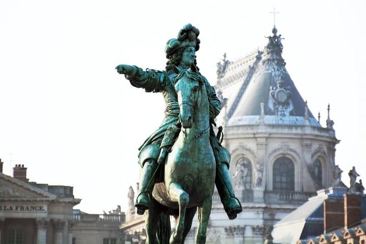 Private Vintage Car Tour From Paris to Versailles — 8-Hour Chauffeured City Highlights