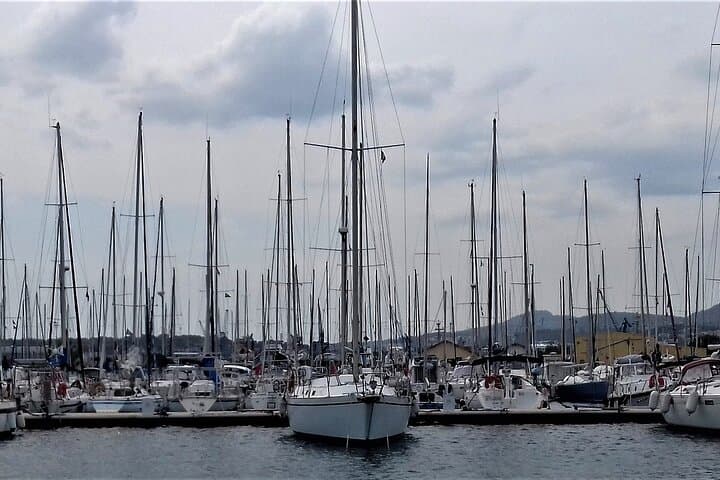 Private Transfer Lyon to Toulon with 2-Hour Marseille Old Port Stop