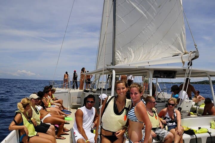 Roatán Catamaran Cruise: Open Bar, Snorkeling & West Bay Views