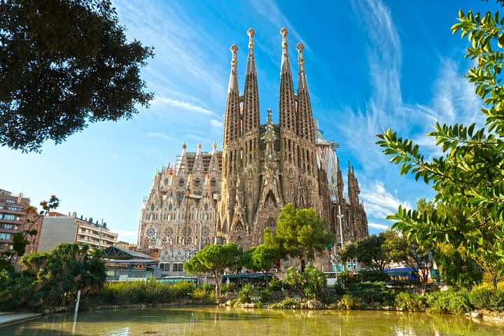 Active Bike Tour of Barcelona Old Town: Sagrada Familia, Park Güell & Ciutadella photo 3
