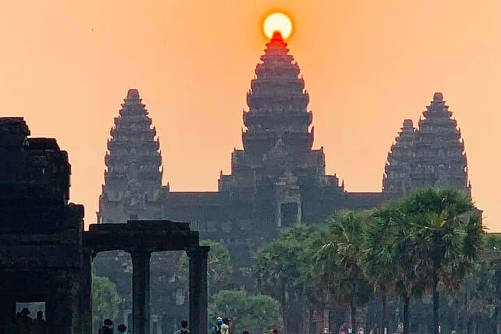 Angkor Wat Sunrise & Highlights: Private Full-Day Temple Tour from Siem Reap