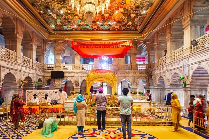 Full-Day Private Old and New Delhi Sightseeing — Rickshaws, Monuments & Local Markets