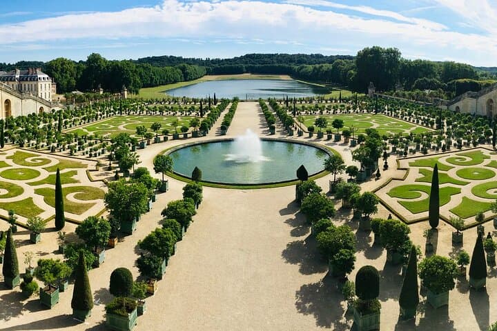 Paris Vintage Car Tour: Louvre & Versailles Private Day Trip with CDG Transfers photo 2