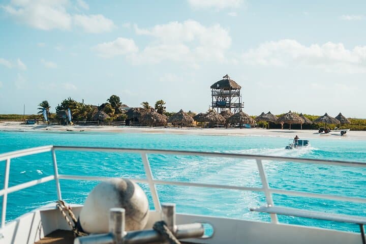 Klein Curaçao Full-Day Boat Trip: Snorkel, Lighthouse & Shipwrecks