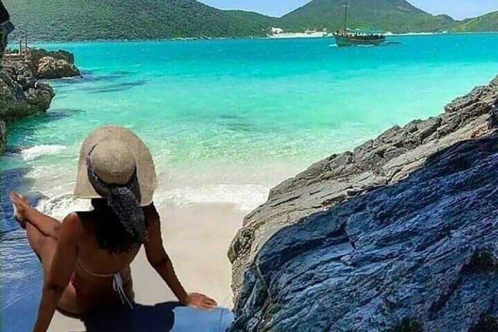 Boat tour to Arraial do Cabo: Praia do Farol, Gruta Azul & Prainhas
