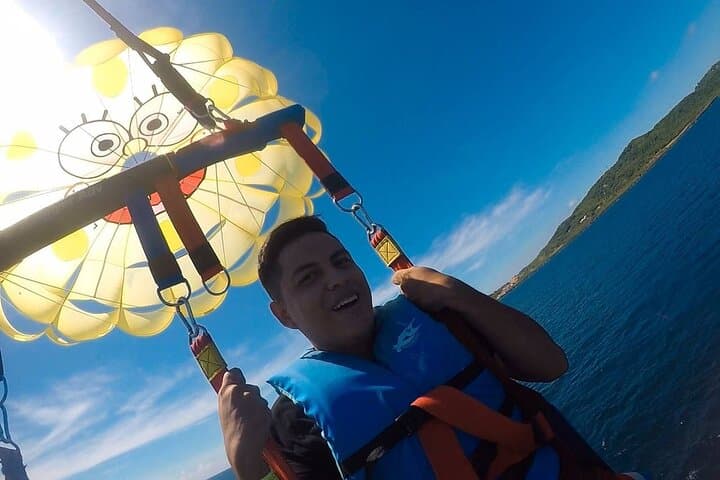 Soar Over Roatán: Parasailing and Beach Time at West Bay photo 4