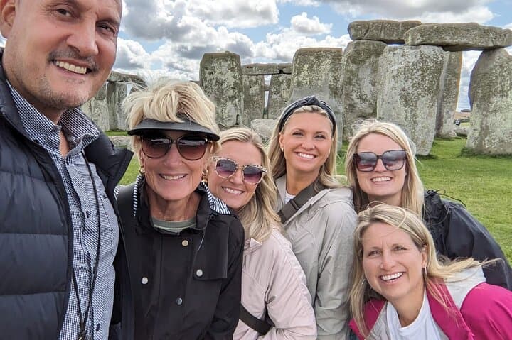 Private Southampton to London Transfer with Stonehenge Stop in a Classic Black Cab photo 1