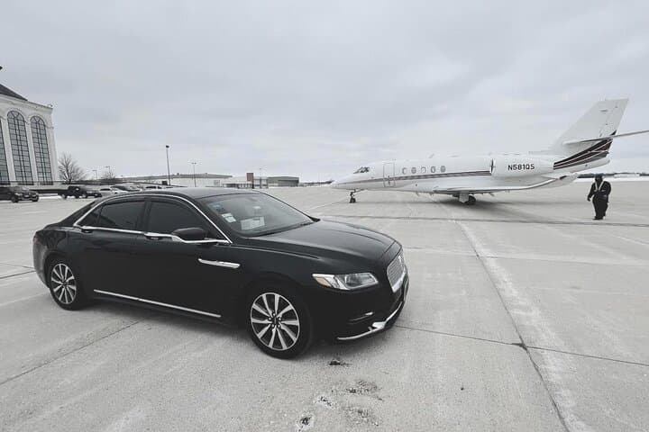 Chicago Executive Limo Service: Private Chauffeured Transport in the Loop photo 3