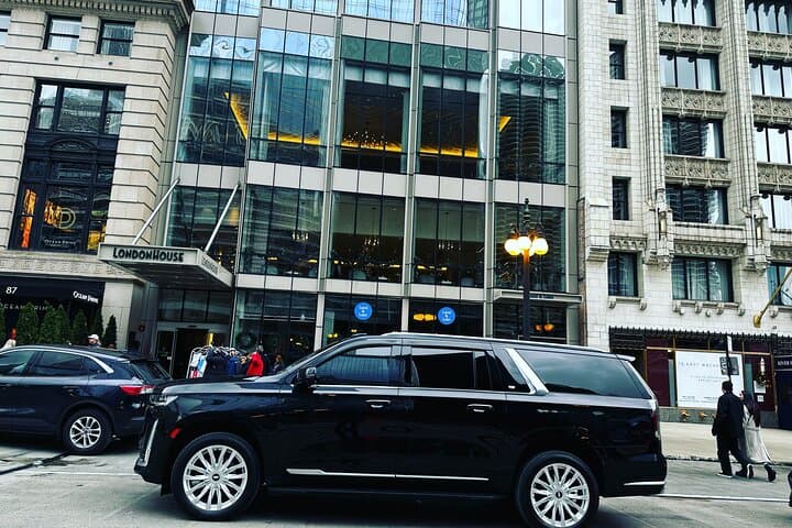 Chicago Executive Limo Service: Private Chauffeured Transport in the Loop photo 5