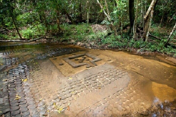 Full-Day Banteay Srei & Kbal Spean: River of 1000 Lingas Hike and Temple Circuit photo 6