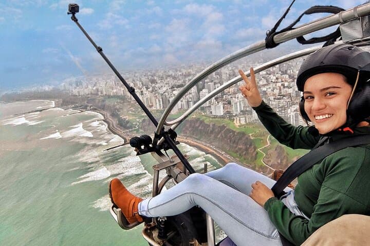 Soaring Miraflores: Tandem Paragliding Over Lima's Costa Verde photo 6
