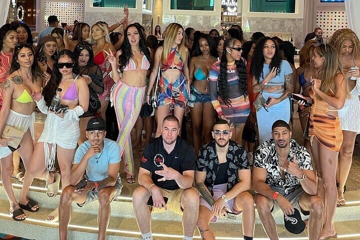 Miami Hip-Hop Pool Party Bus: VIP Clevelander to Daer Pool Experience photo 2