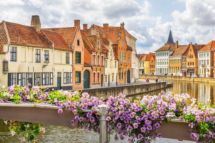 Private Bruges Walking Tour: Iconic Sights & Chocolate Tasting photo 2