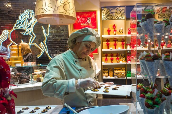 Private Bruges Walking Tour: Iconic Sights & Chocolate Tasting photo 6