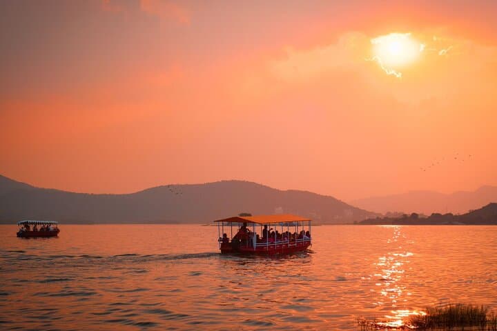 Sunlit Ghats & Lake Pichola Boat Walk — Udaipur Guided Ghat Tour