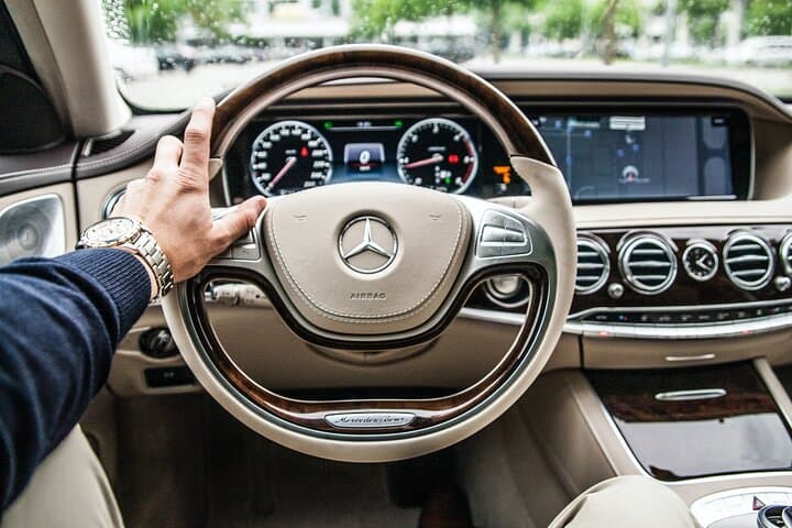 Smooth Ride: Southampton to Gatwick Private Chauffeur Transfer