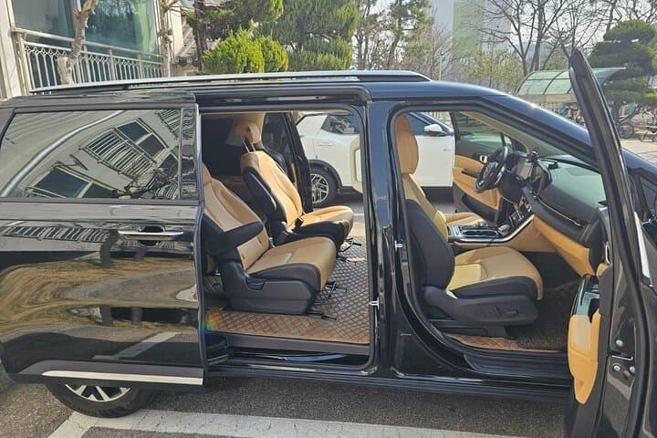 Custom Seoul Full-Day Private Van Tour — Flexible Sightseeing for Your Group photo 3