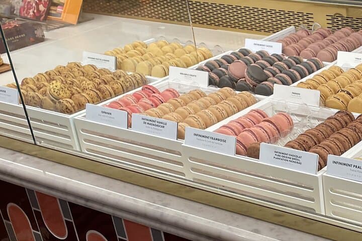 Family-Friendly Le Marais Walking Tour with Macarons and History photo 3
