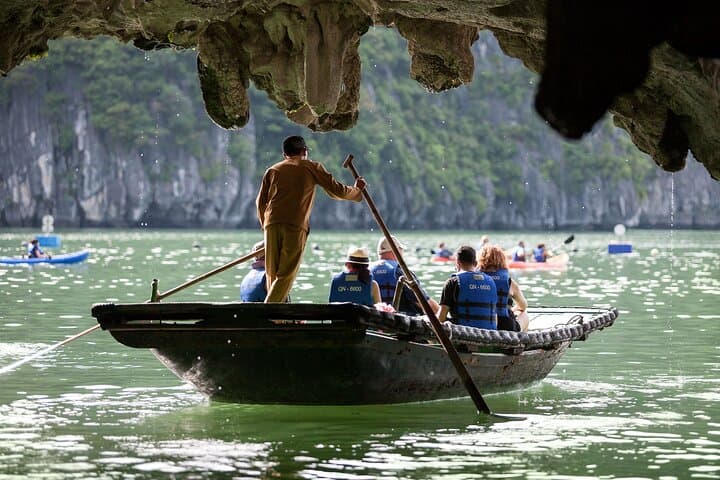 Overnight Halong Bay Cruise: Kayak Luon Cave & Explore Surprising Cave photo 4
